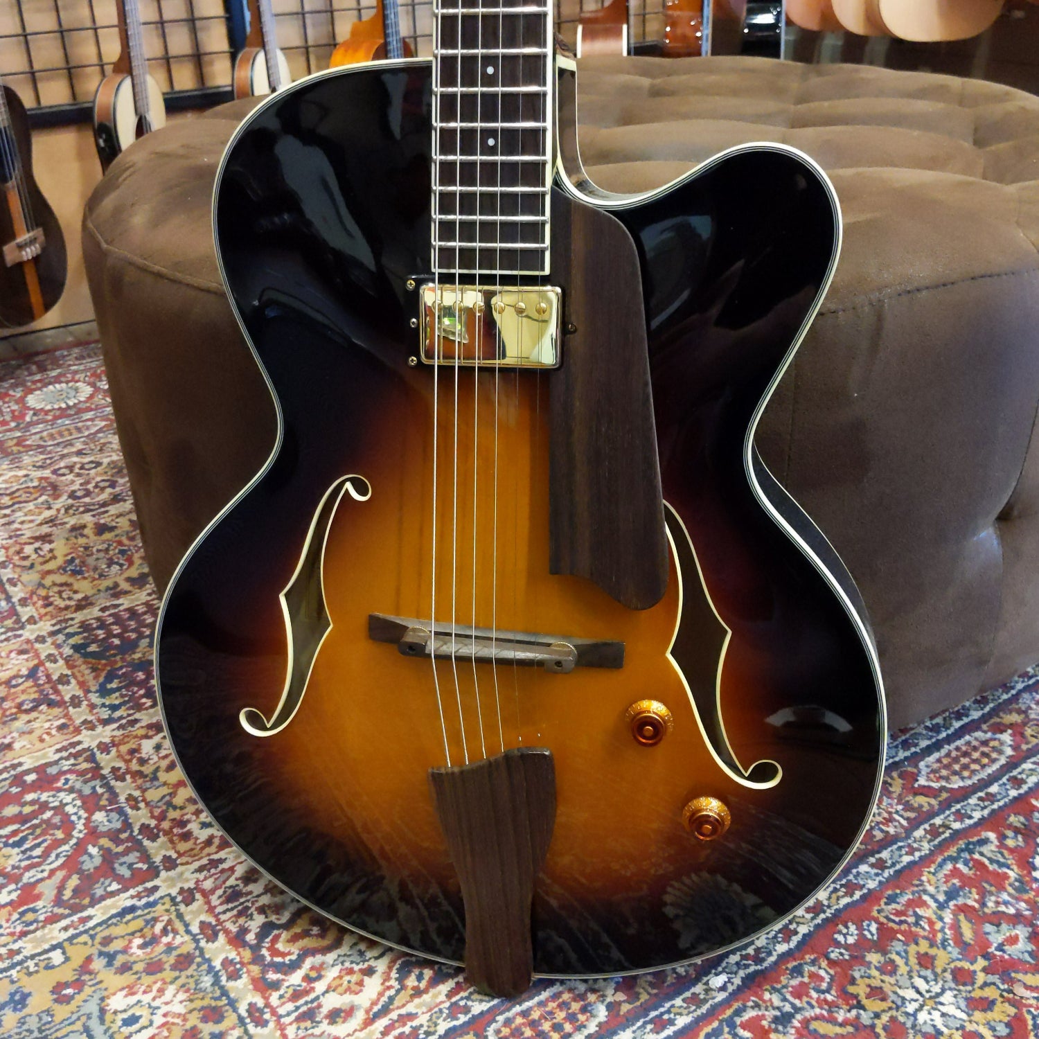 Eastman AR403CE-SB Archtop Elec Single Pickup Sunburst