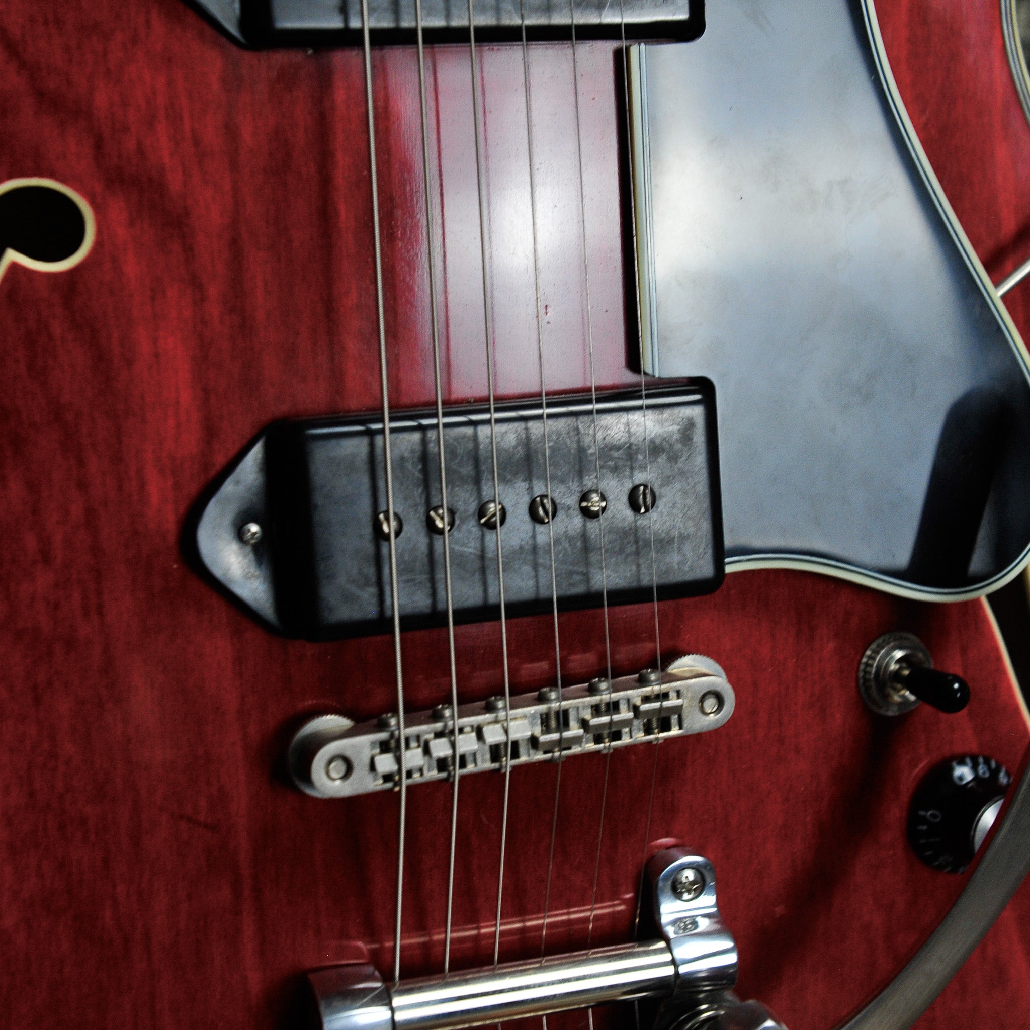 Eastman T64/V-RD Thinline Semi-Hollow Electric Red w/Bigsby
