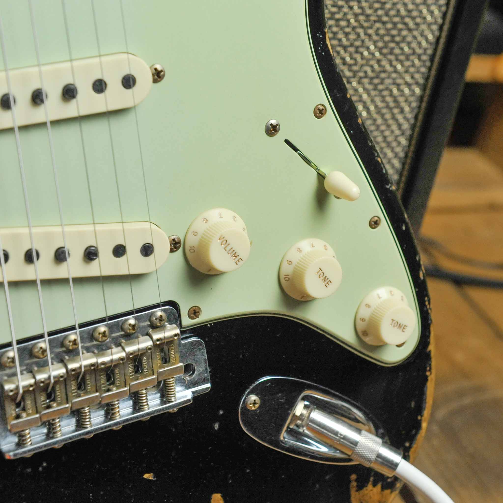 Fender Custom Shop 1963 Stratocaster® Super Heavy Relic® Super Faded Aged Black over 3-Color Sunburst