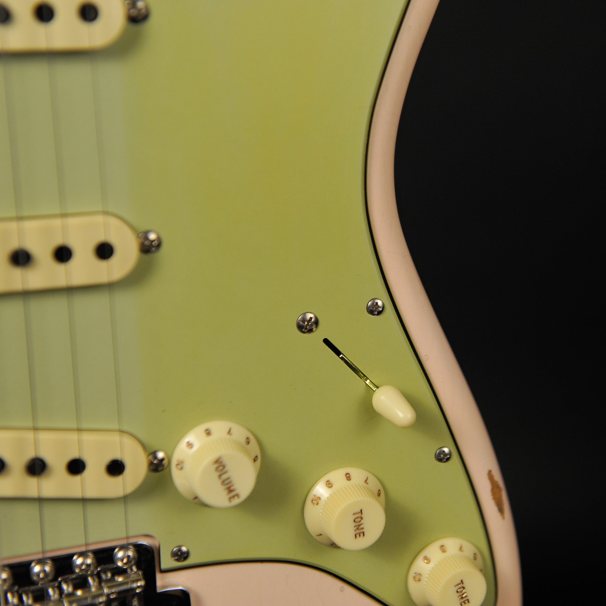Fender Custom Shop Late 1962 Stratocaster® Relic® with Closet Classic Hardware, Rosewood Fingerboard, Super Faded Aged Shell Pink