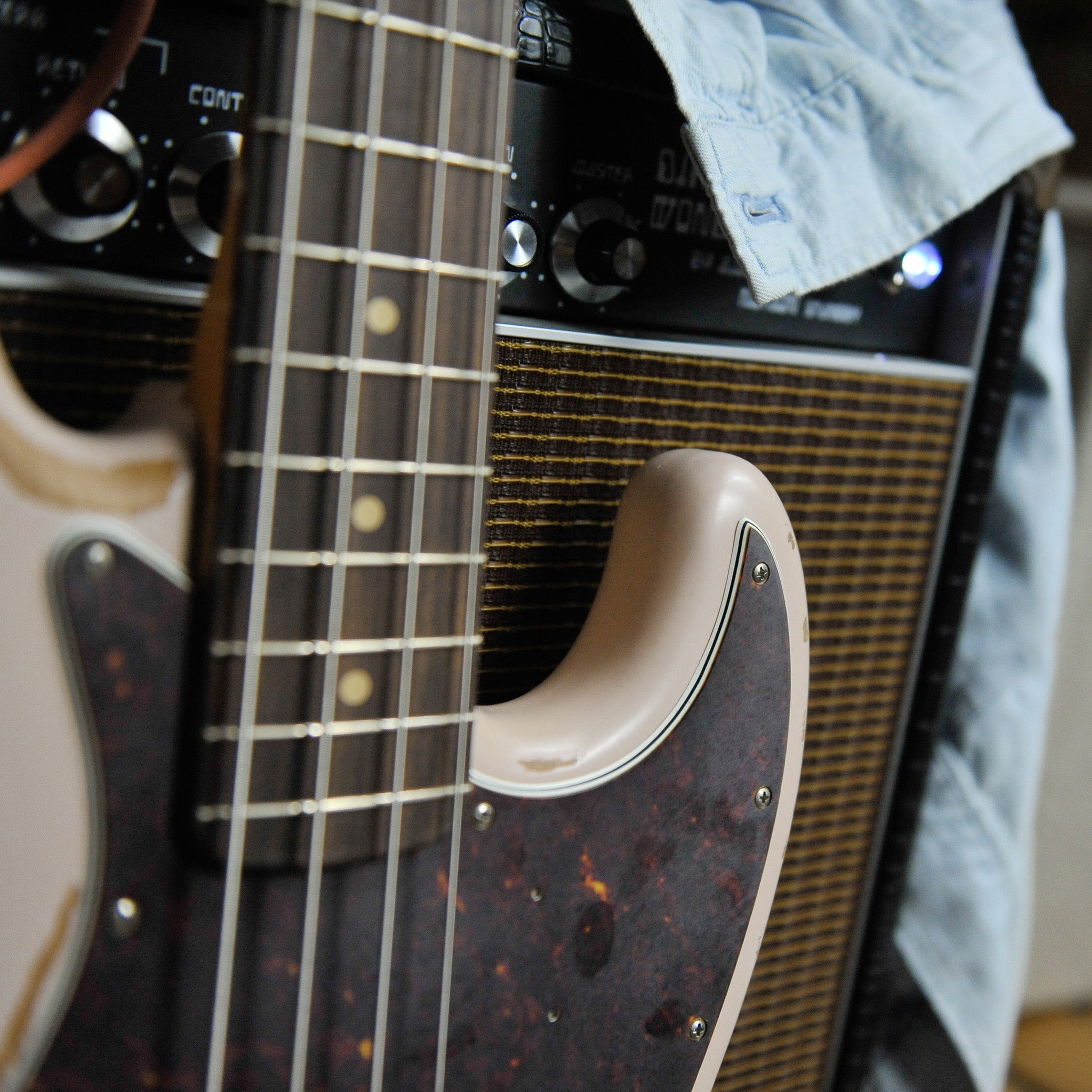 Fender Flea Jazz Bass, Rosewood Fingerboard, Roadworn Shell Pink