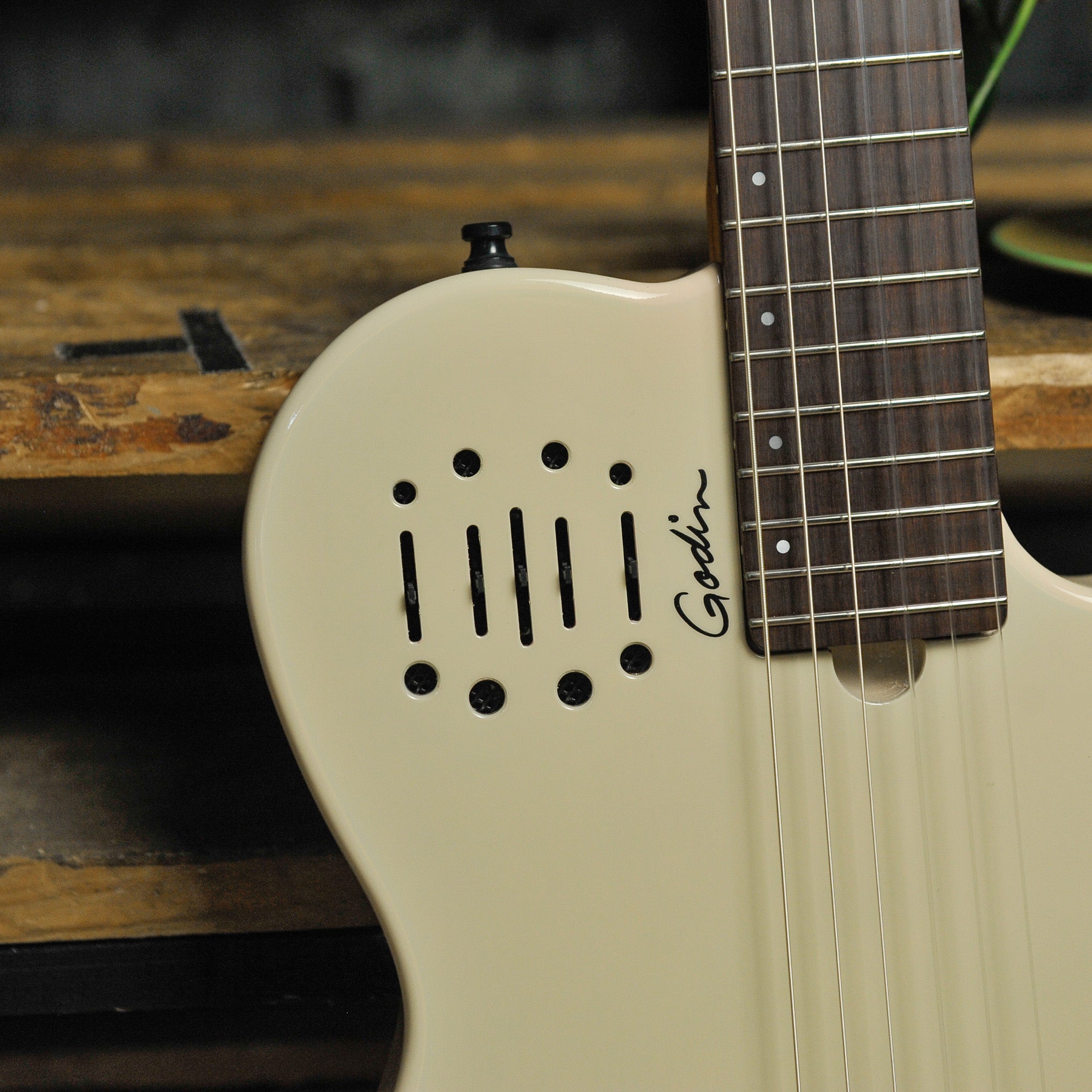 Godin Multiac Mundial Ozark Cream w/Gig Bag