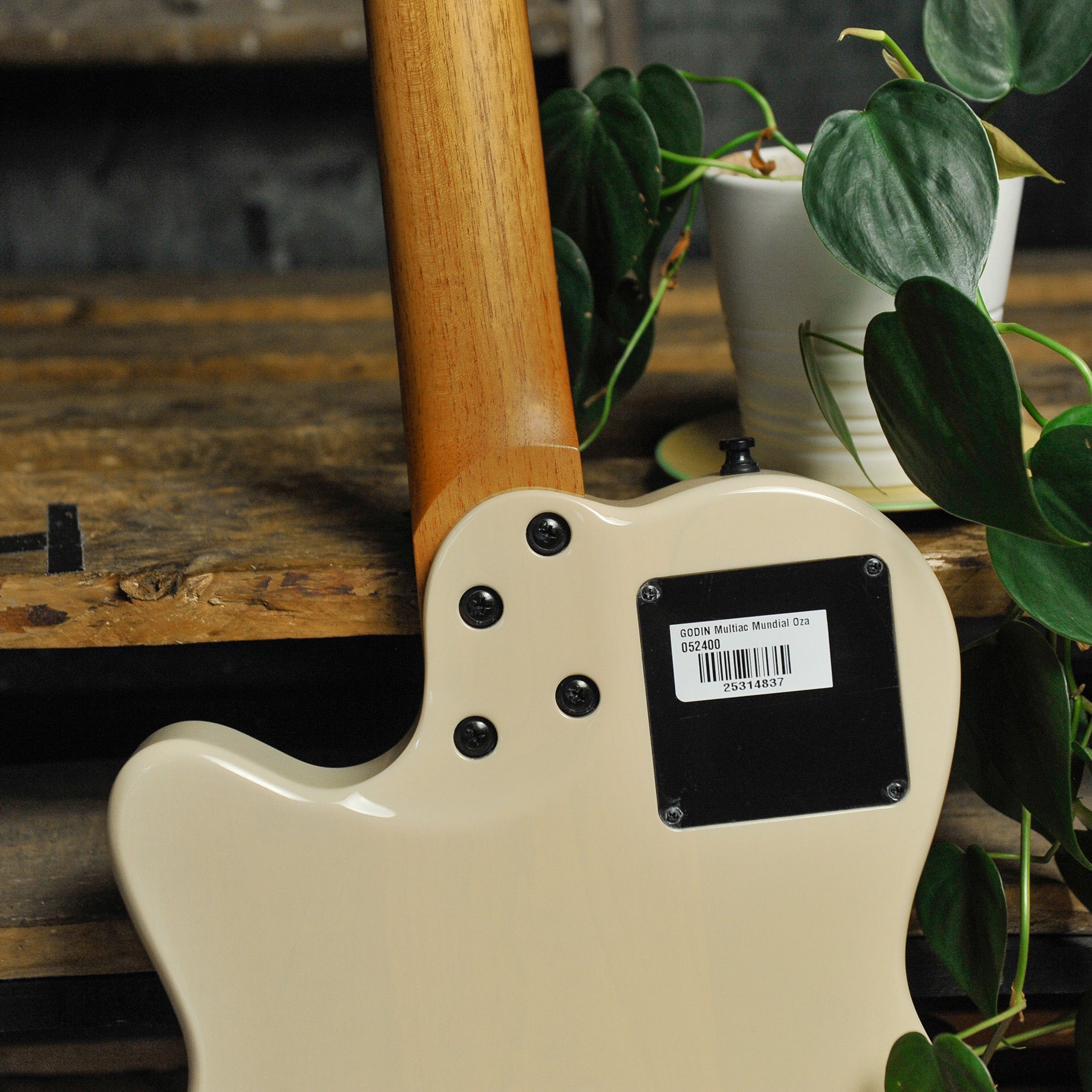 Godin Multiac Mundial Ozark Cream w/Gig Bag