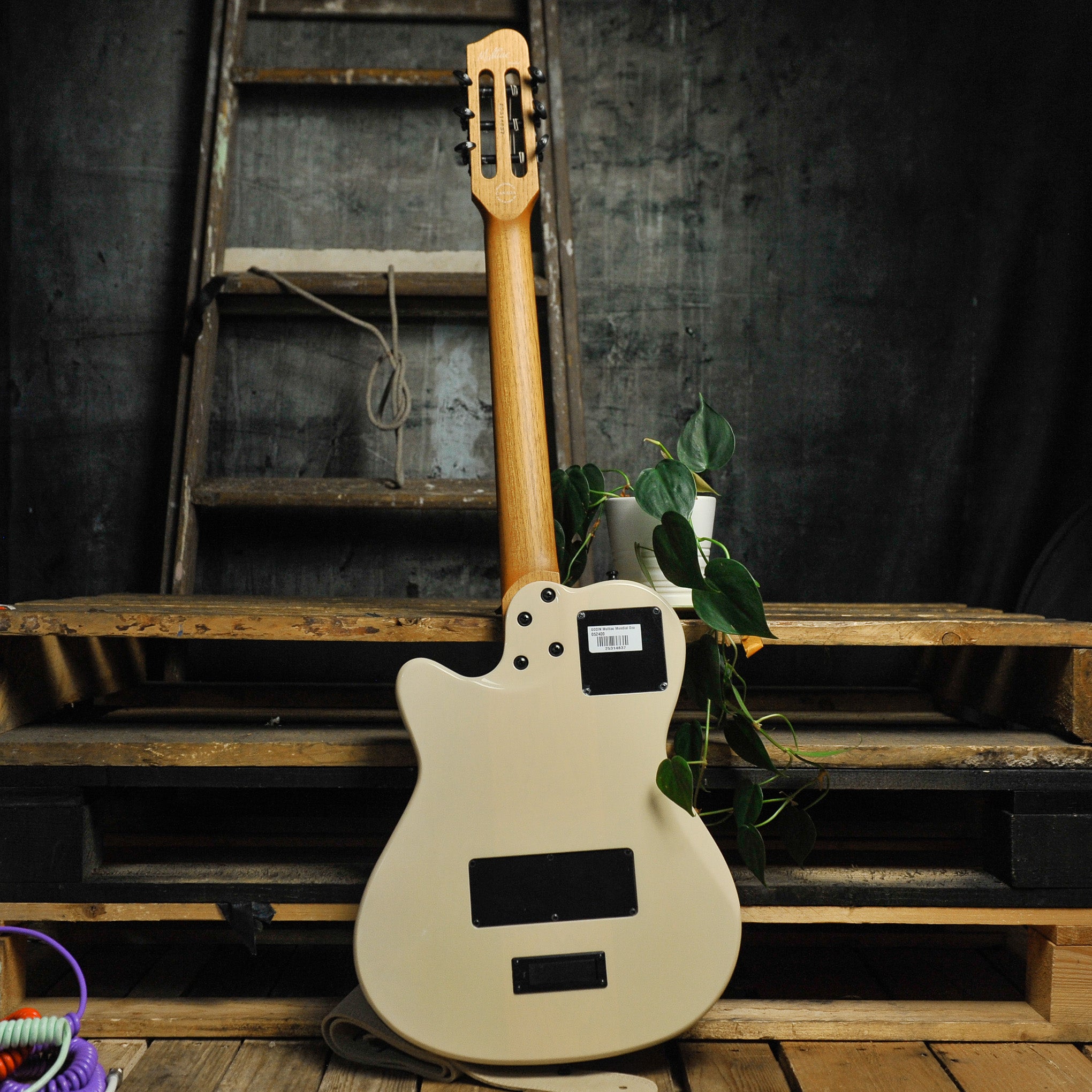 Godin Multiac Mundial Ozark Cream w/Gig Bag