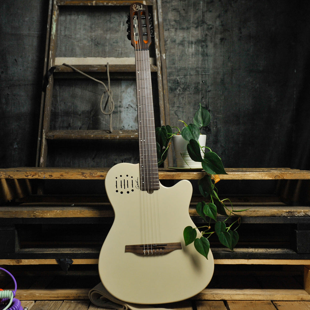 Godin Multiac Mundial Ozark Cream w/Gig Bag