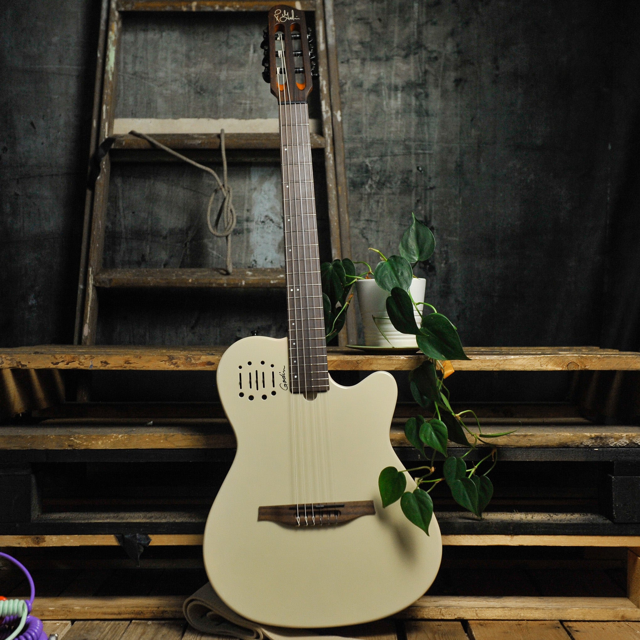 Godin Multiac Mundial Ozark Cream w/Gig Bag