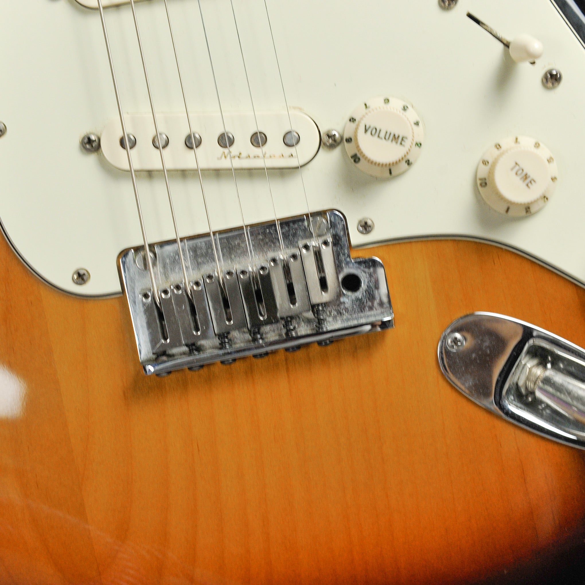 Fender Deluxe Stratocaster 1998 3-Tone Sunburst w/Case - Used