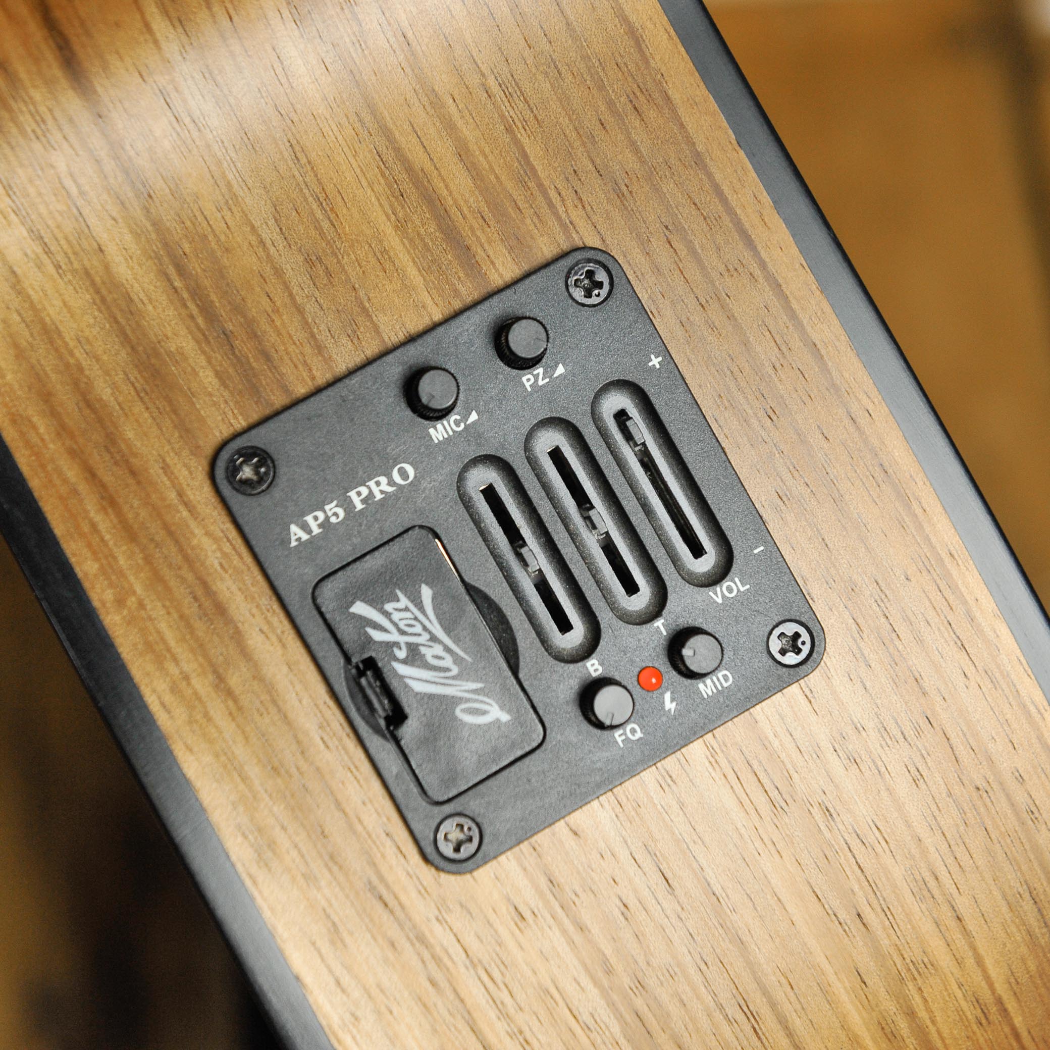 Maton SRS808 w/Case - Used